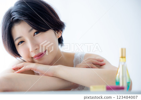 A young lady who makes a makeup 123484007