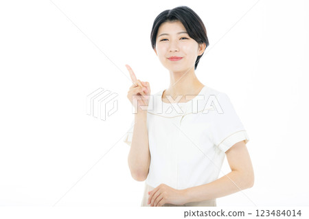 Female nurse to guide 123484014