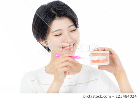 有牙刷的牙齒衛生師 123484024