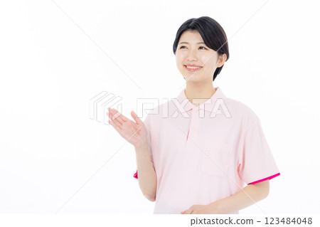 微笑護理人員給予指示 123484048