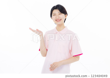 微笑護理人員給予指示 123484049