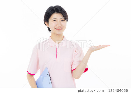 微笑護理人員給予指示 123484066