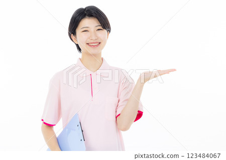 微笑護理人員給予指示 123484067