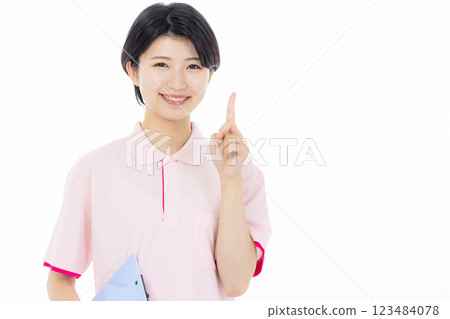 微笑護理人員給予指示 123484078
