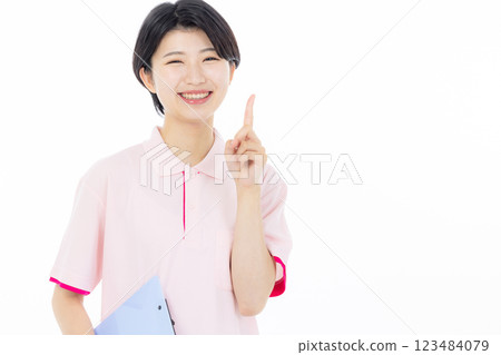 微笑護理人員給予指示 123484079