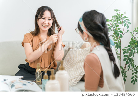 美髮師/造型師和美容院/美髮沙龍的女性顧客諮詢 美髮師/造型師和美容院/美髮沙龍的女性顧客諮詢 123484560