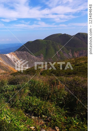 藍天綠樹環繞的三俁山 藍天綠樹環繞的三俁山 123484648