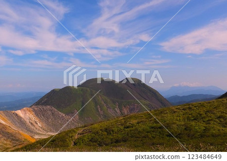 藍天綠樹環繞的三俁山 123484649