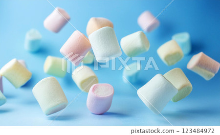 許多五顏六色的棉花糖落下，淺藍色背景 123484972