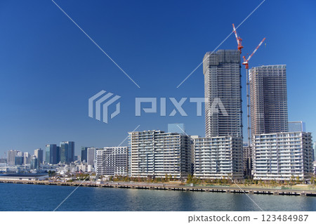 Coastal scenery of Tokyo Bay: Harumi Pier and Harumi Flag 123484987