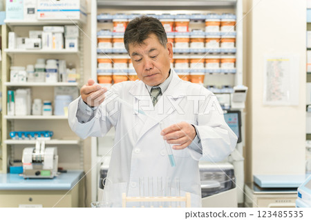 研究人員、藥劑師和在實驗室進行研究的藥劑師 研究人員、藥劑師和在實驗室進行研究的藥劑師 123485535