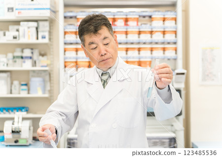 研究人員、藥劑師和在實驗室進行研究的藥劑師 研究人員、藥劑師和在實驗室進行研究的藥劑師 123485536