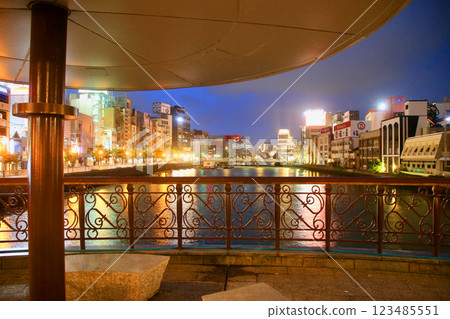 Night view of Fukuhaku Deai Bridge and Hakata (Fukuoka City, Fukuoka Prefecture) 123485551