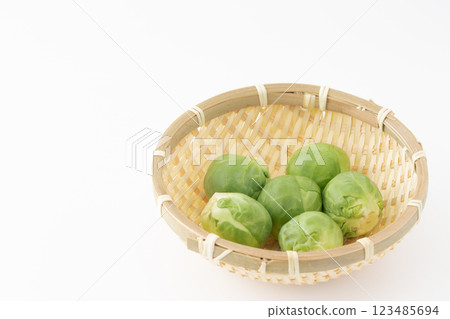 Brussels sprouts in a bamboo basket Brussels sprouts in a bamboo basket 123485694