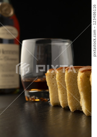 白蘭地蛋糕和白蘭地 123486116