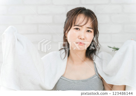 亞洲女性沐浴後頭皮發癢、頭皮屑和異味 123486144