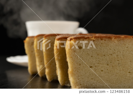 白蘭地蛋糕和熱飲 白蘭地蛋糕和熱飲 123486158