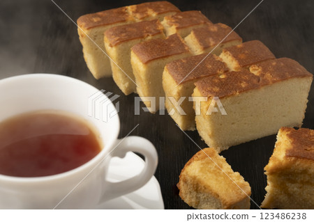 白蘭地蛋糕和茶 123486238