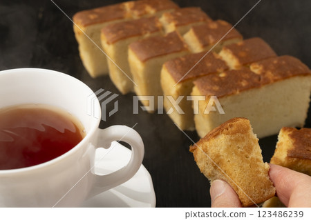 白蘭地蛋糕和茶 123486239