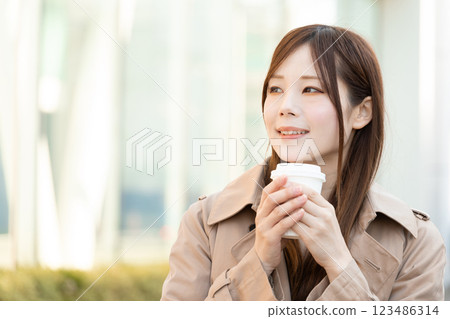 一名女子正在喝熱飲(庫存照片) 一名女子正在喝熱飲(庫存照片) 123486314