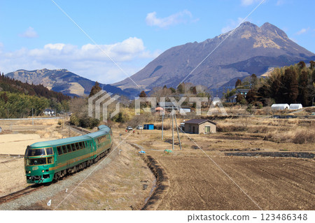 冬季的由布岳和特快列車「由布院之森」(JR九州) 冬季的由布岳和特快列車「由布院之森」(JR九州) 123486348