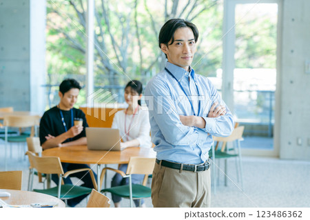 在辦公室工作的商務人士 123486362