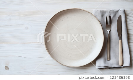 天然木桌上的簡單餐桌佈置 123486398