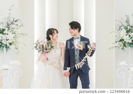 Bride and groom with garland at the wedding hall (bridal wedding) Bride and groom with garland at the wedding hall (bridal wedding) 123486616