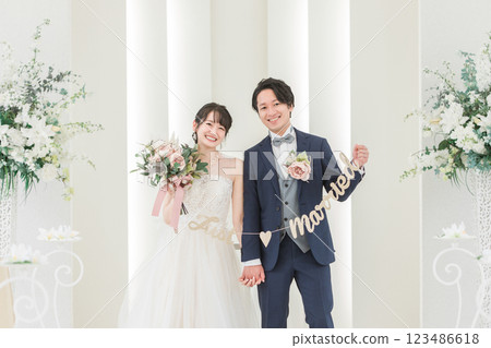 Bride and groom with garland at the wedding hall (bridal wedding) 123486618