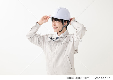 穿工作服的男人、 頭盔、 工人 123486627