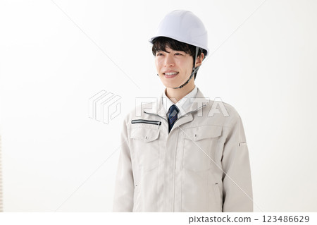 穿工作服的男人、 頭盔、 工人 123486629
