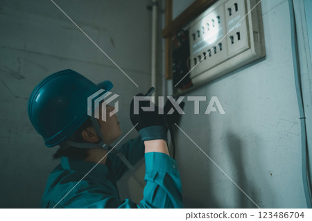 Electrical worker Electrical worker 123486704