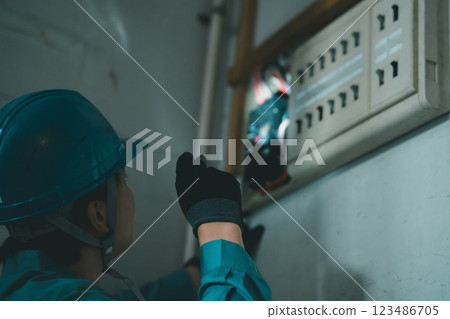 Electrical worker  123486705