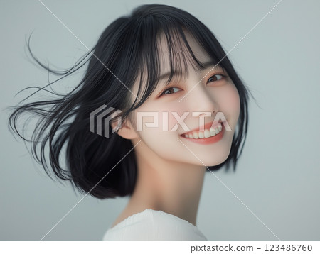 一位活力十足的短髮女性 一位活力十足的短髮女性 123486760