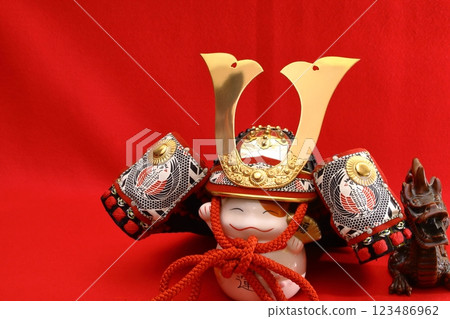 金色頭盔裝飾和龍 123486962