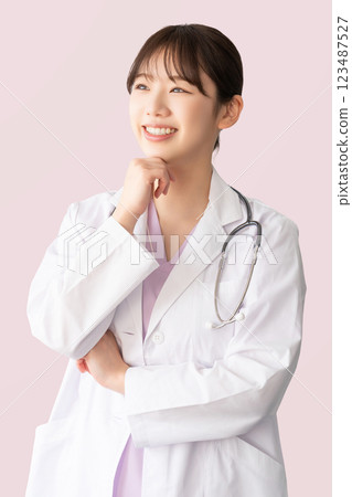 身穿白大褂的微笑女醫護人員 123487527