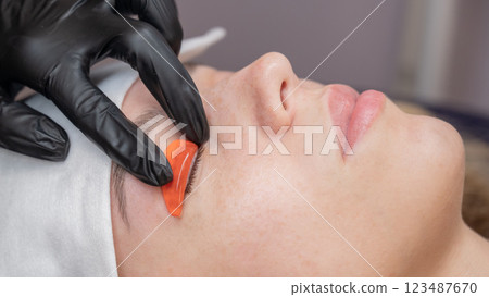 The master lays down the roller before the eyelash lamination procedure. The master lays down the roller before the eyelash lamination procedure. 123487670