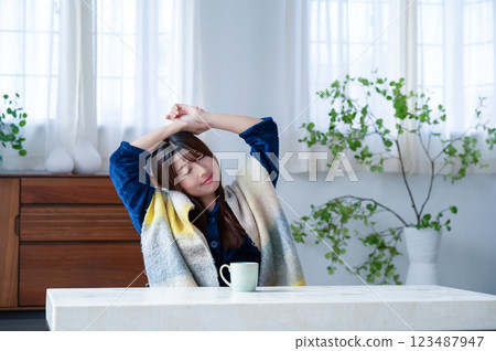 Young woman relaxing in the living room 123487947