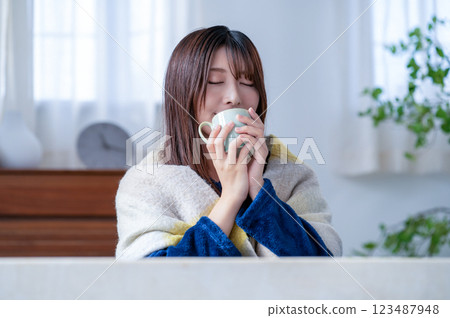 Young woman with a mug in the living room in winter 123487948