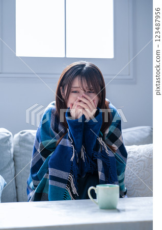 一名年輕女子感覺不適,並發冷 一名年輕女子感覺不適,並發冷 123487956