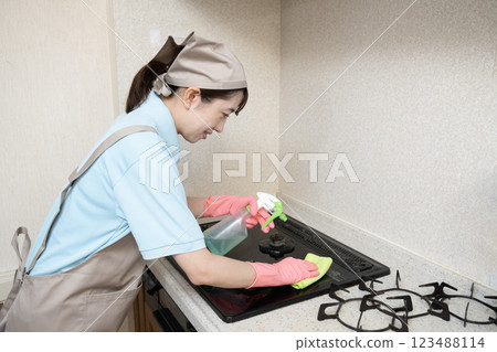 房子清潔女工清洗煤氣灶 房子清潔女工清洗煤氣灶 123488114