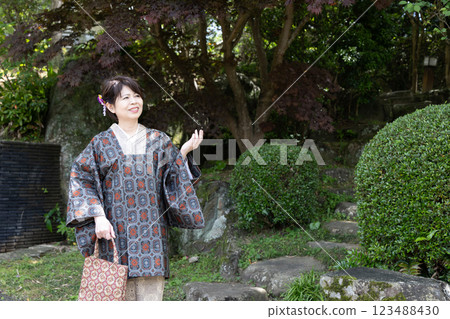 A woman in a kimono wearing a dokoyō coat 123488430