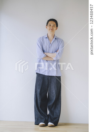 大約 40 歲的男人看著相機 123488457