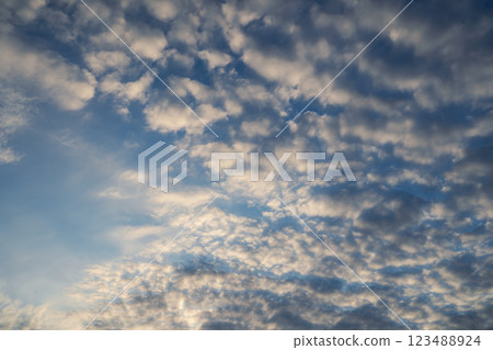 黃昏時分,美麗的雲彩在天空中蔓延。 黃昏時分,美麗的雲彩在天空中蔓延。 123488924