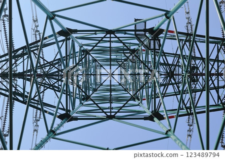 美麗對稱的輸電塔 美麗對稱的輸電塔 123489794