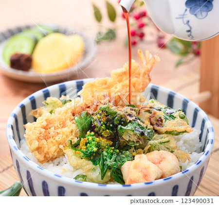 春天的味道:油菜花和炸蝦天婦羅蓋飯 春天的味道:油菜花和炸蝦天婦羅蓋飯 123490031