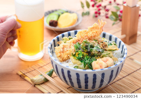 春天的味道：油菜花和炸蝦天婦羅蓋飯 123490034