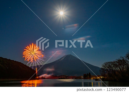 Lake Tanuki Fireworks Festival and the Moon and Fuji 123490077