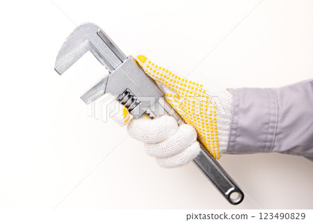 工人拿著馬達扳手 123490829