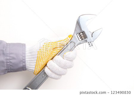 有活動扳手的工人 有活動扳手的工人 123490830